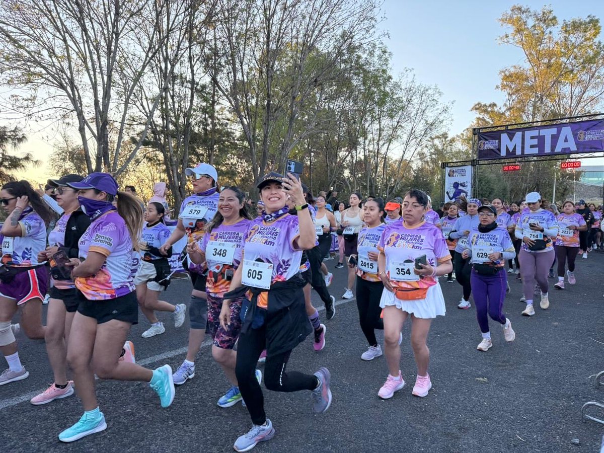 🏃🏻‍♀️💜 La fuerza que impulsa la igualdad se mueve y transforma. Desde la Explanada de la Victoria, en representación del gobernador <a href="/armentapuebla_/">Alejandro Armenta</a> , dimos el banderazo de salida a la “Carrera por las Mujeres y la Igualdad 5 y 10 KM”, una iniciativa que promueve participación y