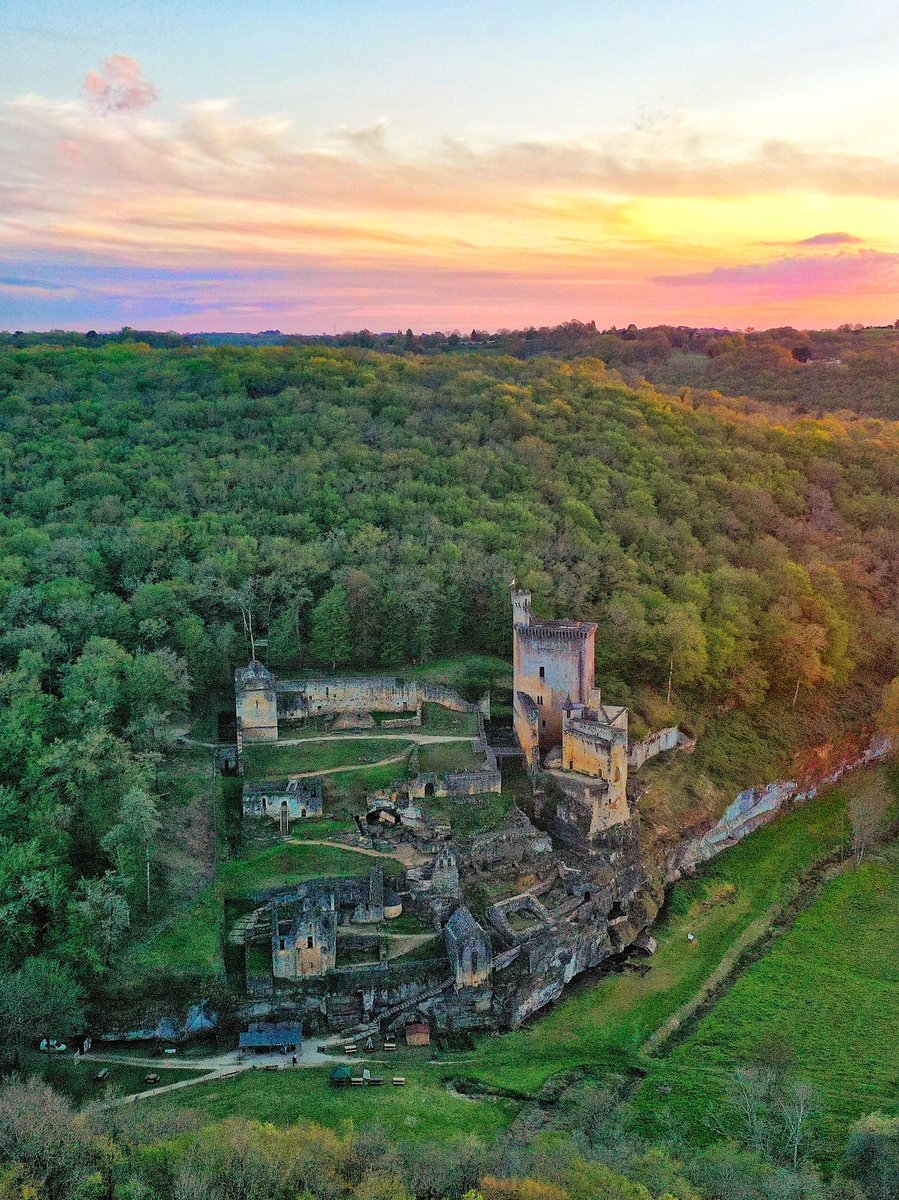 PierreOlley's tweet photo. 🔴 C'est reparti ! Je suis heureux de reprendre aujourd'hui la gestion des réseaux sociaux du #chateau de #Commarque, un site absolument exceptionnel en #Perigord Noir, magnifique, presque mystique ! 💛 #Dordogne
📆 Réouverture 𝗹𝗲 𝟯 𝗮𝘃𝗿𝗶𝗹 𝟮𝟬𝟮𝟲 https://t.co/7YwFXINJ28