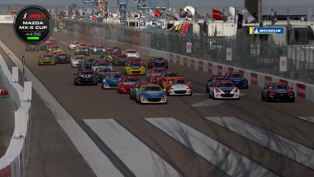 LanzaroteCamel's tweet image. NINE car across the runway in about 6 or 7 car widths. @IMSARadio @MazdaMX5Cup #gpstpete #mx5cup