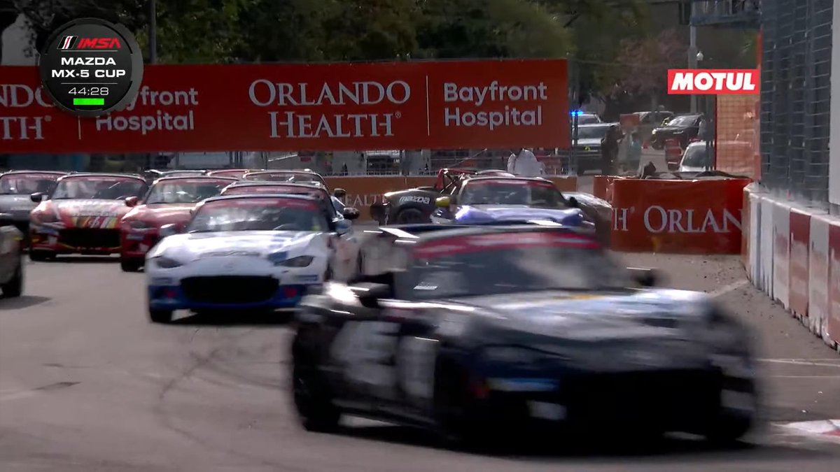 LanzaroteCamel's tweet image. NINE car across the runway in about 6 or 7 car widths. @IMSARadio @MazdaMX5Cup #gpstpete #mx5cup
