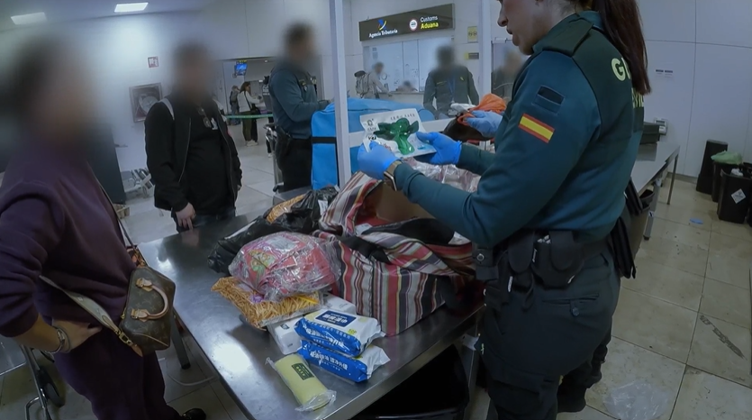 🛬 Ahora en #Madrid, los agentes de aduanas vigilan un vuelo procedente de China.

🎁 Quizá a algún pasajero nuestra normativa le suene a chino, pero los agentes se encargarán de traducírsela.

📺 Descubre qué esconden estas maletas con #ControlDeFronteras, ahora en <a href="/DMAX_es/">DMAX España</a>.