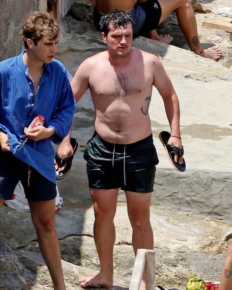 y2kpopart's tweet photo. I thought these Josh Hutcherson viral pictures were recent, but it's from 2021. https://t.co/lqMYkRaAJw
