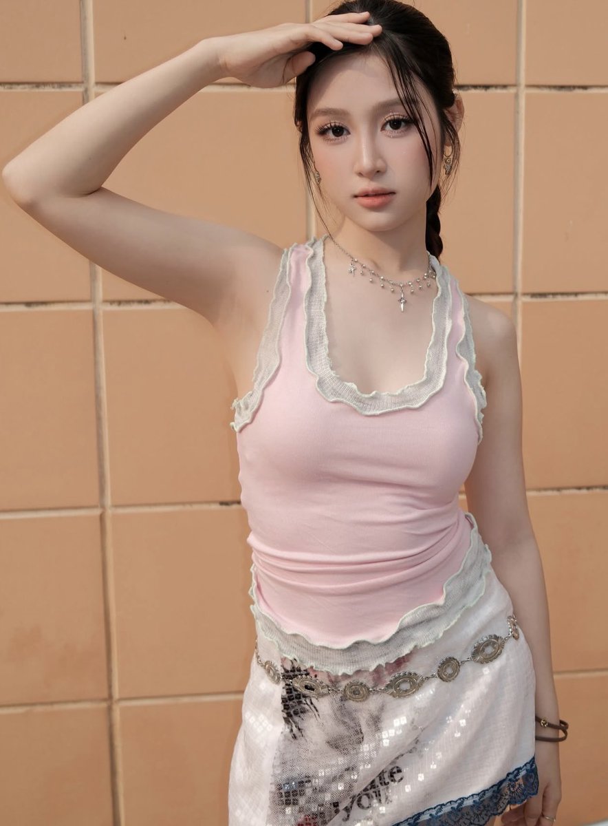 cumshot1hit's tweet photo. Lê Huỳnh Bảo Ngọc thích chụp ảnh kiểu khoe nách quá nhỉ https://t.co/0fOihy32gV