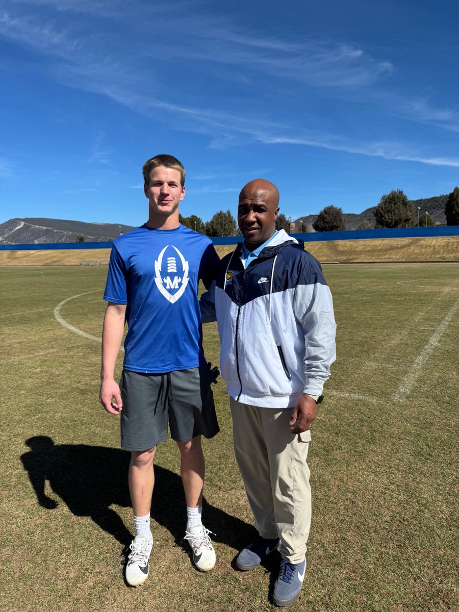 SamWinters_1's tweet photo. Great weekend for Football and Snowboarding in Durango with Coach Johnny Cox @FLCCoach_Cox and all the FLC Coaches. https://t.co/qYGc0VNz6q