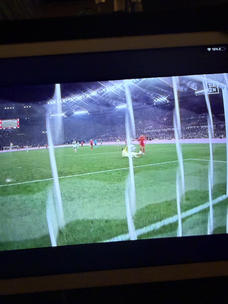 #Perin di solito in casi come questo ci si sdraia al contrario, cercando con le mani la palla e non con i piedi #RomaJuve