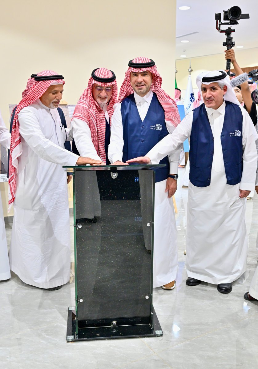 majedhogail's tweet photo. في #جدة بوابة المملكة نحو العالم.

اطّلعت على مشاريع تنموية واستثمارية تقارب قيمتها 8 مليارات ريال، تعزز جاهزية البنية التحتية وتنظم الأنشطة الاقتصادية، وترسّخ مكانة المدينة كوجهة حضارية واستثمارية عبر مناطق متعددة، جزيرتين مائيتين، وواجهة بحرية ممتدة، بما يدعم التنمية المستدامة. https://t.co/H1gfeL3boI