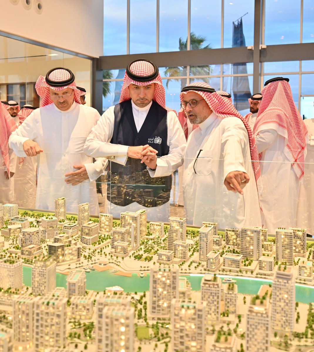 majedhogail's tweet photo. في #جدة بوابة المملكة نحو العالم.

اطّلعت على مشاريع تنموية واستثمارية تقارب قيمتها 8 مليارات ريال، تعزز جاهزية البنية التحتية وتنظم الأنشطة الاقتصادية، وترسّخ مكانة المدينة كوجهة حضارية واستثمارية عبر مناطق متعددة، جزيرتين مائيتين، وواجهة بحرية ممتدة، بما يدعم التنمية المستدامة. https://t.co/H1gfeL3boI