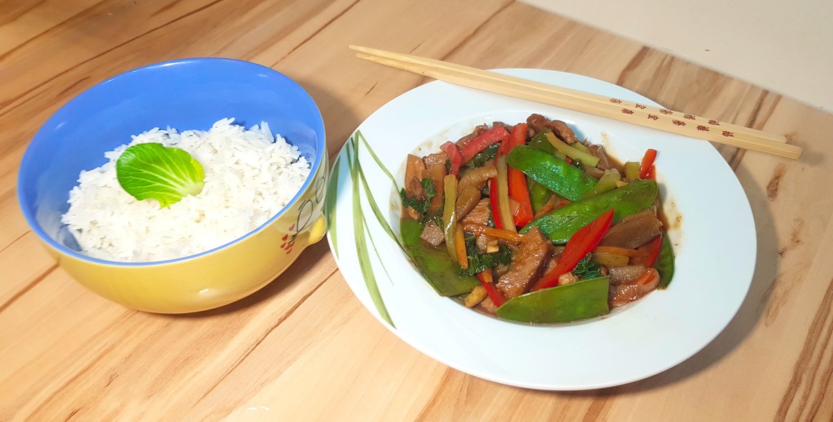 SLustig6's tweet image. Freestyle Stir-Fry vom Schwein mit Gemüse

Marinade:
Backpulver, Stärke, Sojasauce, Kochwein, Sesamöl

Zwiebel, Chili, Knoblauch, Ingwer, Karotte, Zuckerschoten, rote Paprika, Melanzana, Pak Choi;
Jasminreis

➡️

#kochen #KochenimApartment #Urlaub #cooking #cucinare