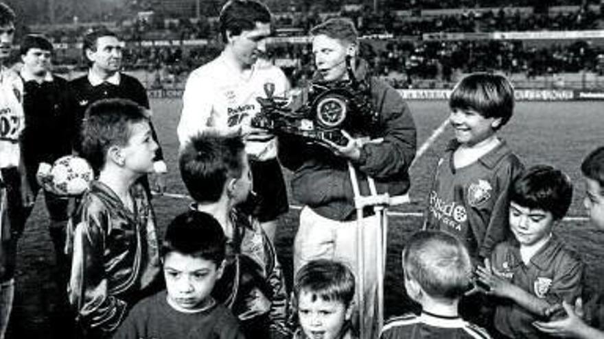 🧵 HILO: EL DÍA QUE ANFIELD SE MUDÓ A EL SADAR (1988) 🏟️🌹

1. [🗓️🔙] Aquel marzo de 1988...
El <a href="/LFC/">Liverpool FC</a> aterrizaba en Pamplona para un amistoso muy especial ante <a href="/Osasuna/">C. A. OSASUNA</a>. ¿El motivo? Un sentido homenaje a Sammy Lee, un jugador que se ganó el corazón de ambas aficiones. ❤️🤝

Un