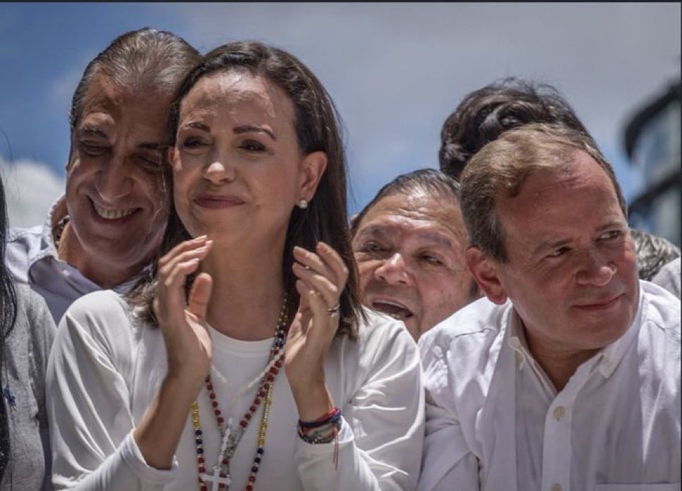 Ella viene por ahí y nunca llega sola 🎶

🇻🇪🔥