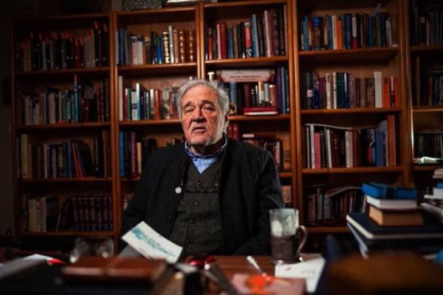 Prof. Dr. İlber Ortaylı:  

“İran’ın yarıya yakını Türkçe konuşur. Tebriz dediler, tüylerim diken diken oldu. Bu hödük Trump gider orayı bombalarsa, bitti yani… Amerikalılar cahildir…  

İran Türk yurdudur, 900 yıl Türkler yönetmiştir. Ne Pehlevilerden ne de mollalardan