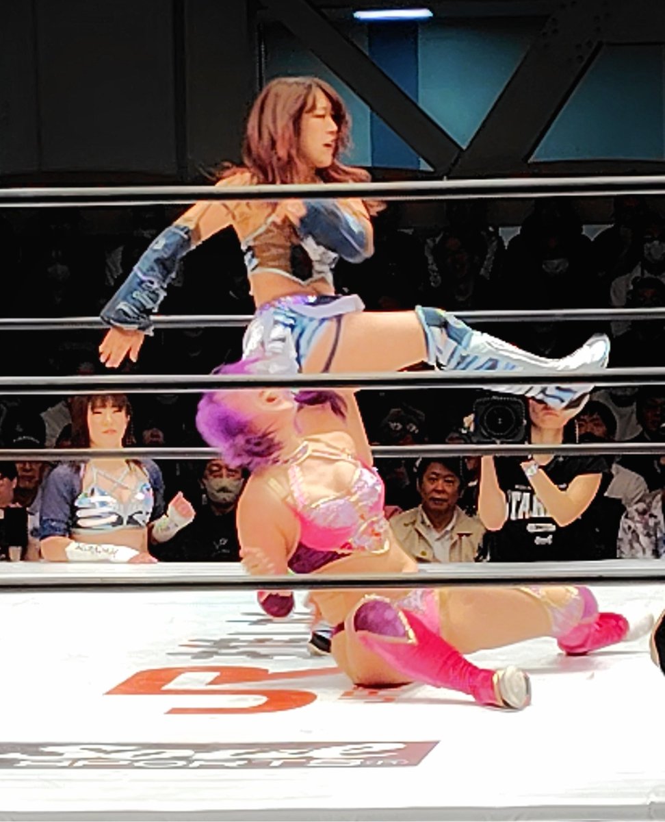 toraumaqu's tweet image. #AZM パイセンの蹴りは強烈だ…
可愛い顔してとんでもねぇ蹴りを出す

くらったら眠い月曜日の朝も一発で目が覚めそうです(  ³ω³  )

さ、仕事に行きマルシュロレーヌ🐴
 #STARDOM