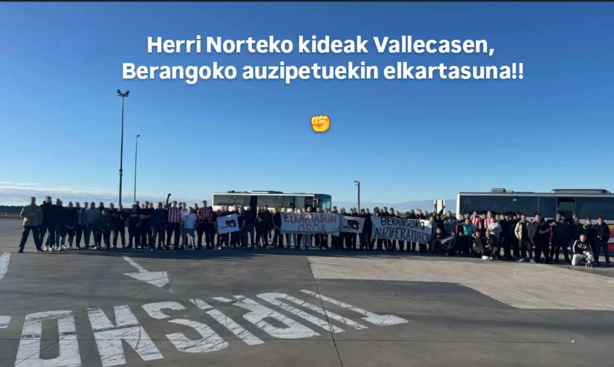 auzipetuak's tweet photo. Zapatuan Vallecasen jokatutako partidara joan ziren Herri Norteko kideek, Berangoko auzipetuekiko euren elkartasuna adierazteko ekimena egin zuten bertan!!
Eskerrik asko ✊️
Zuen elkartasuna, gure indarra!!
BEK https://t.co/FKFKxaw9Le