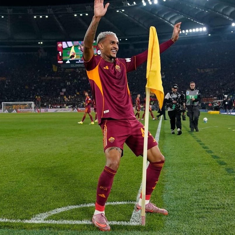 Wesley of AS Roma pulls out the Vinicius Jr celebration. 🇧🇷🕺