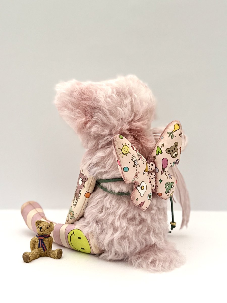 plush_golub's tweet image. Incredibly soft pink teddy bear of large size with cute wings. Possible to make in another color and with other drawings of limbs. 
Available for order 🧸💕

etsy.com/listing/446507…

#teddybear #handmadeteddybear #pinkteddybear