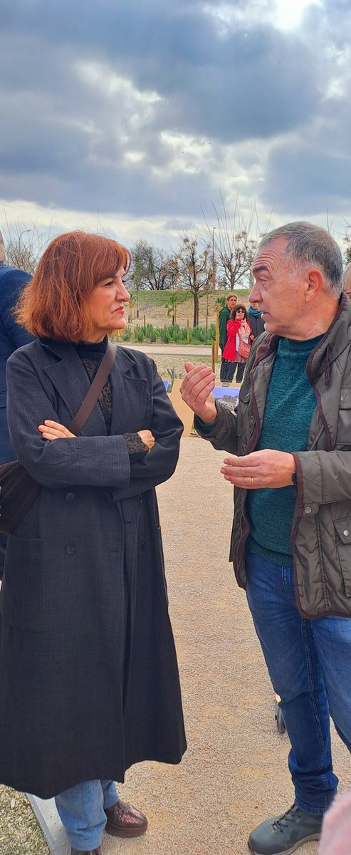 MasCarabanchel's tweet photo. Inaugurado el Parque🌳 #ManolitoGafotas 🫶Vaya éxito d la vecindad Carabanchelera✊🏽 @aavvcarabanchel Maravillosa #ElviraLindo q ha puesto nuestro distrito en el mapa del mundo mundial😉Seguimos defendendiendo q la nueva biblioteca Pública lleve el nombre d esta maravillosa autora https://t.co/LwwpYS5hTu