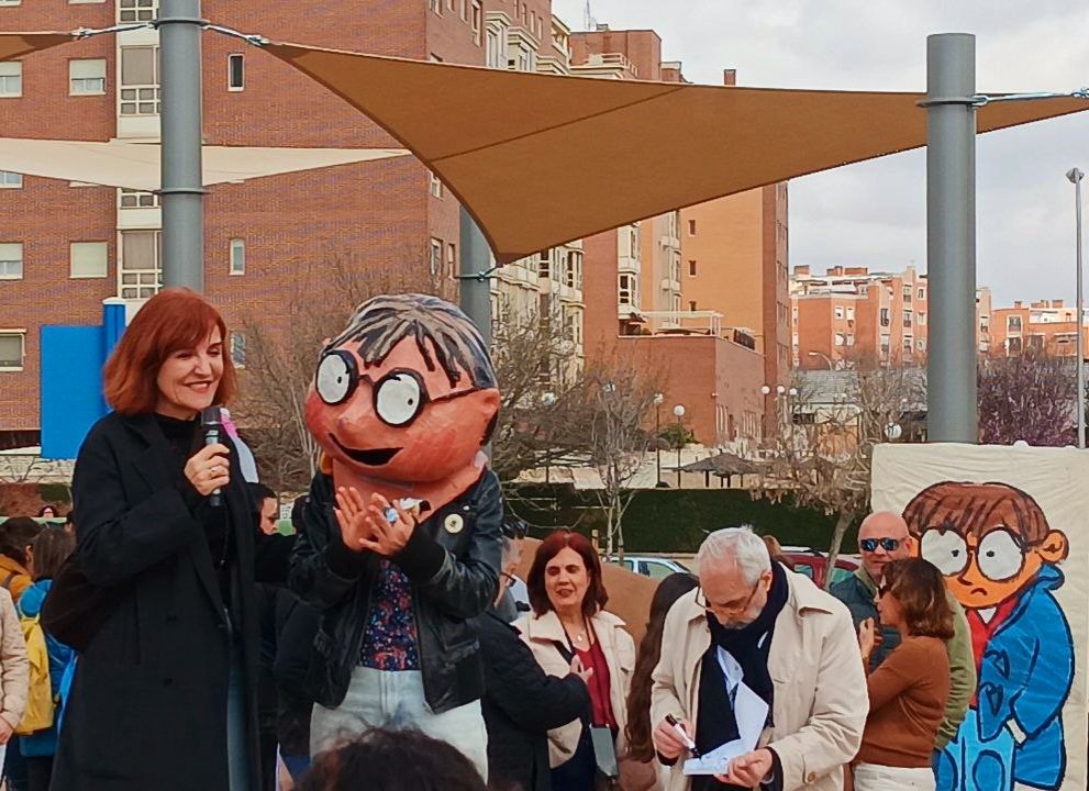 MasCarabanchel's tweet photo. Inaugurado el Parque🌳 #ManolitoGafotas 🫶Vaya éxito d la vecindad Carabanchelera✊🏽 @aavvcarabanchel Maravillosa #ElviraLindo q ha puesto nuestro distrito en el mapa del mundo mundial😉Seguimos defendendiendo q la nueva biblioteca Pública lleve el nombre d esta maravillosa autora https://t.co/LwwpYS5hTu
