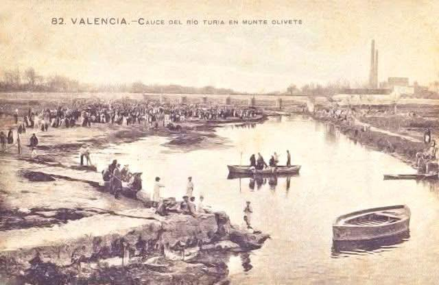 València, anys 1910. El riu Túria al seu pas per la ciutat, a l'altura de Montolivet. La barca passava la gent d'un costat a l'altre del riu.