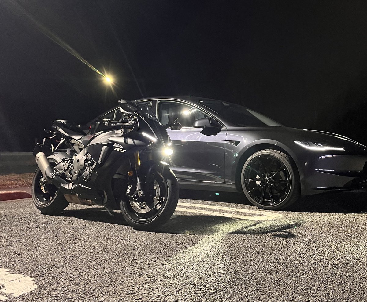 Nami__R1's tweet image. お待たせ致しました😎

YZF-R1 2018
納車されました！！
わざわざ宮城から運んでくださいました😭ありがとうございました🙏

めっちゃくちゃ楽しいし、分かってはいたけどモンスターマシンです💀🤣

これからよろしくね(*^_^*)

 #毎月1日はR1の日  #納車  #yzfr1 #YAMAHA  #ツーリング