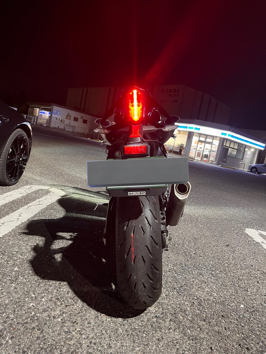 Nami__R1's tweet image. お待たせ致しました😎

YZF-R1 2018
納車されました！！
わざわざ宮城から運んでくださいました😭ありがとうございました🙏

めっちゃくちゃ楽しいし、分かってはいたけどモンスターマシンです💀🤣

これからよろしくね(*^_^*)

 #毎月1日はR1の日  #納車  #yzfr1 #YAMAHA  #ツーリング