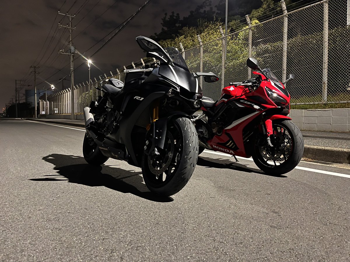 Nami__R1's tweet image. お待たせ致しました😎

YZF-R1 2018
納車されました！！
わざわざ宮城から運んでくださいました😭ありがとうございました🙏

めっちゃくちゃ楽しいし、分かってはいたけどモンスターマシンです💀🤣

これからよろしくね(*^_^*)

 #毎月1日はR1の日  #納車  #yzfr1 #YAMAHA  #ツーリング