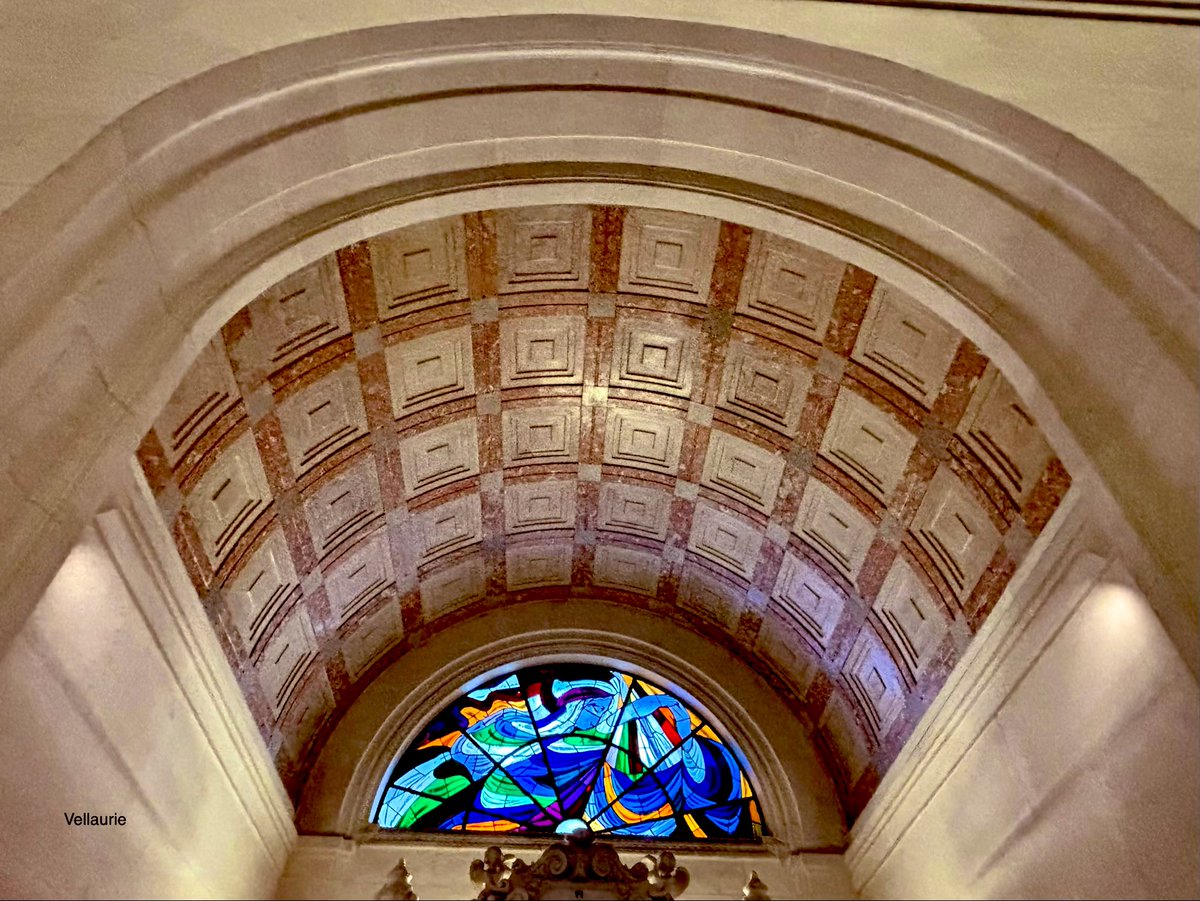 VijayEllaurie's tweet photo. Happy Sunday🕊️#SundayCeiling #StainedGlassSunday “He was like a shattered stained glass window: something beautiful that's broken;a million colours fallen on the ground where no light can get through.” #quotes #healing #light #colours #stainedglass #glassart #stainedglassart https://t.co/qaUFhlduVw
