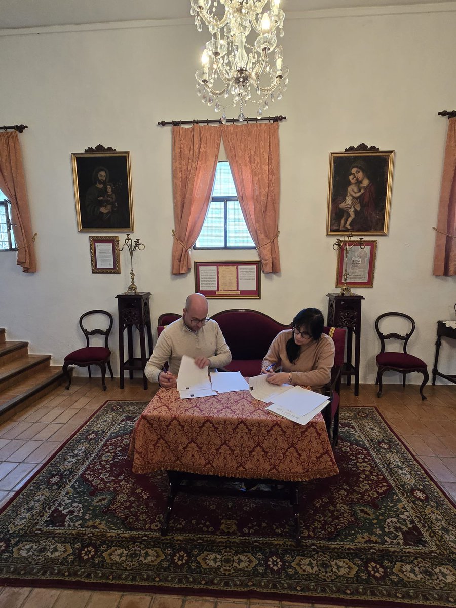 🔴⚪️ Patrimonio: en la tarde de hoy se ha procedido a la firma del contrato de ejecución del terno de coronación con el taller de bordados Orobordado de Dolores Fernández. 

La rúbrica ha tenido lugar en el Santuario de Nuestra Señora de Guaditoca.