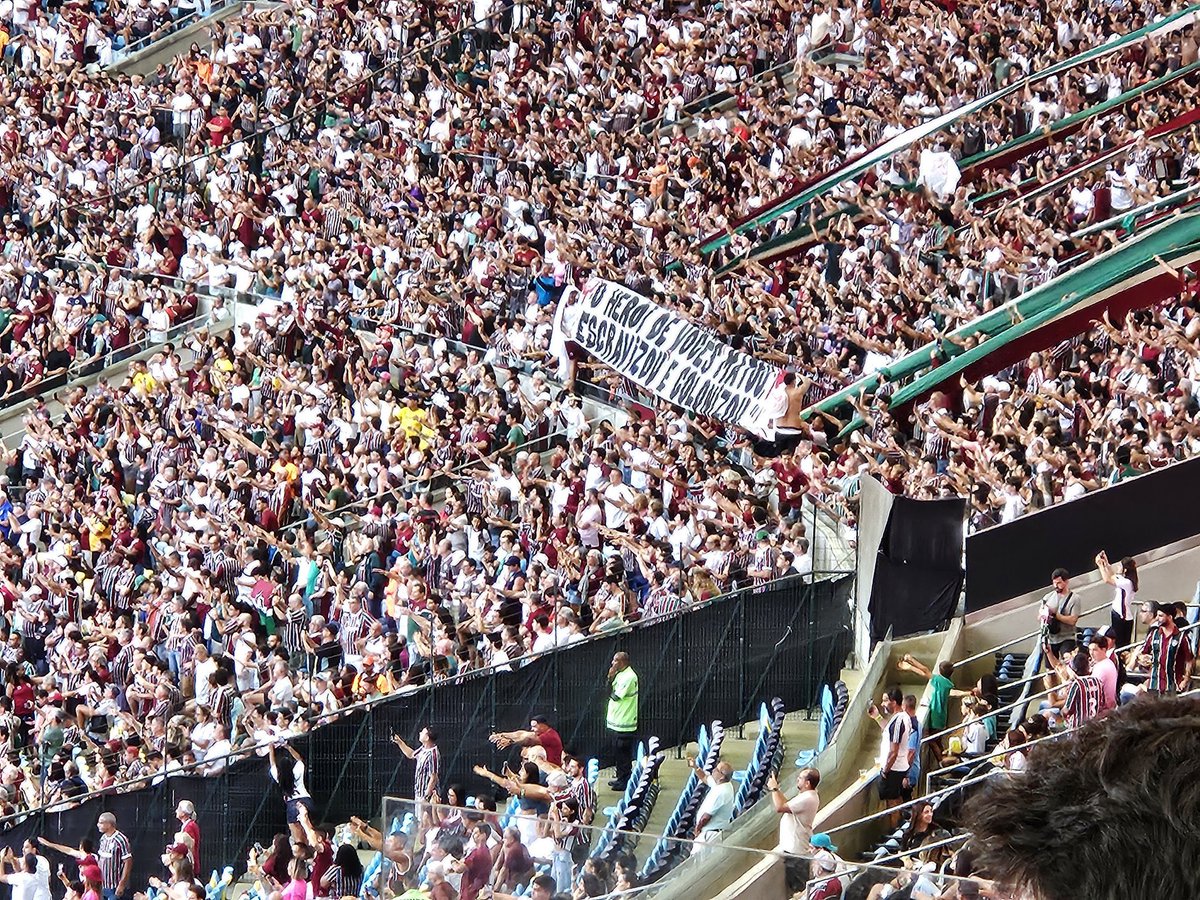 DataFutebol's tweet photo. Faixa da torcida do Fluminense no Maracanã.

“O herói de vocês matou, escravizou e colonizou”.

A faixa é para o Vasco da Gama, pois o clube tem o nome de um antigo navegador português.

📸 @GibaPerez https://t.co/zLPj8iMqn7