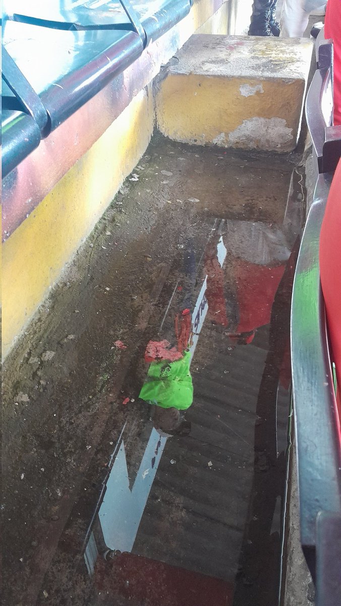 jotaps71's tweet photo. Buenas Tardes, soy abonada ya 6 años.
Y en algunas ocasiones me encuentro con esta situación en el palco parte superior debajo de TCL comprendo que por temas logísticos es comolicado. Pero fuera excelente que nos pudiera colaborar. https://t.co/k7F3nWAWIo