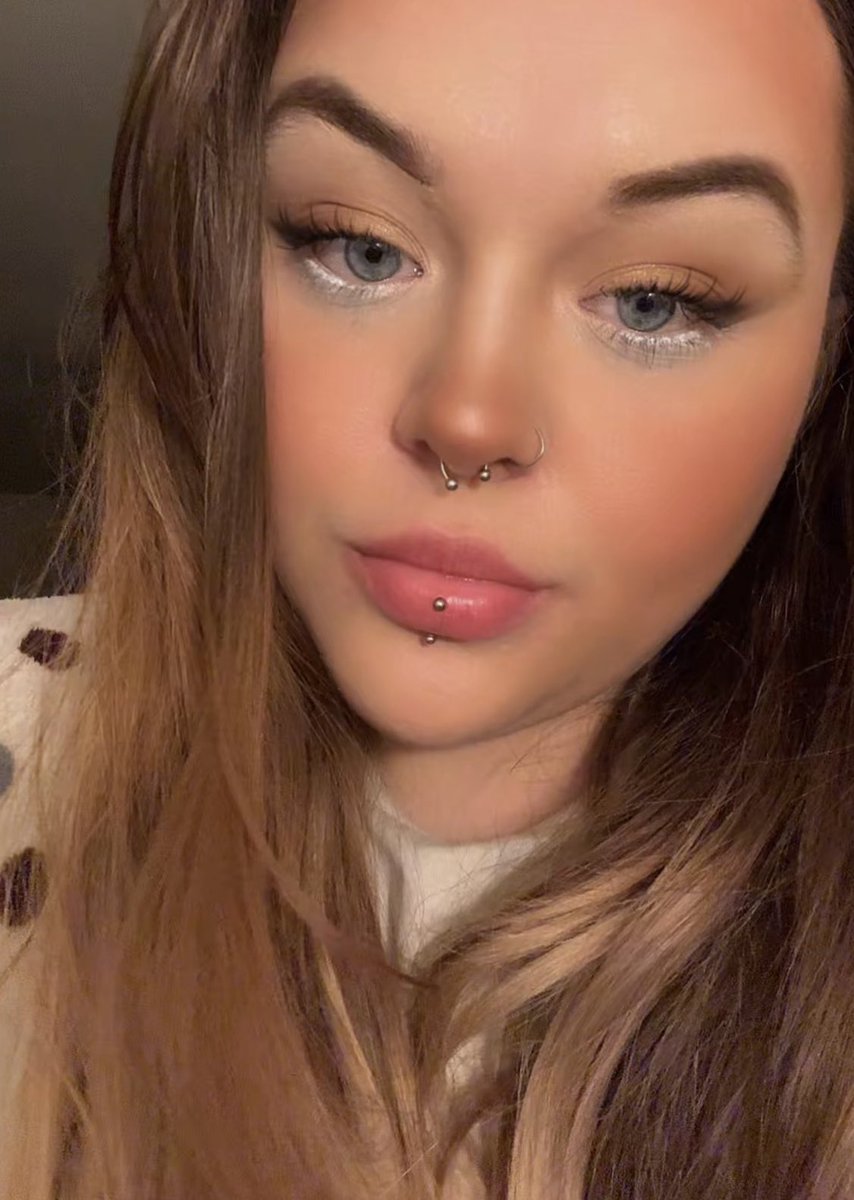 disguisedinblak's tweet image. am officially starting a war against Sea Monkeys. If you see me chasing a thief through the kelp forests today... no you didn't. 🌊🐒🚫

Diving back into #Subnautica: #BelowZero! Come hang out while I try to keep my tools in my pockets.

🔴 Live now:  twitch.tv/disguisedinbla…