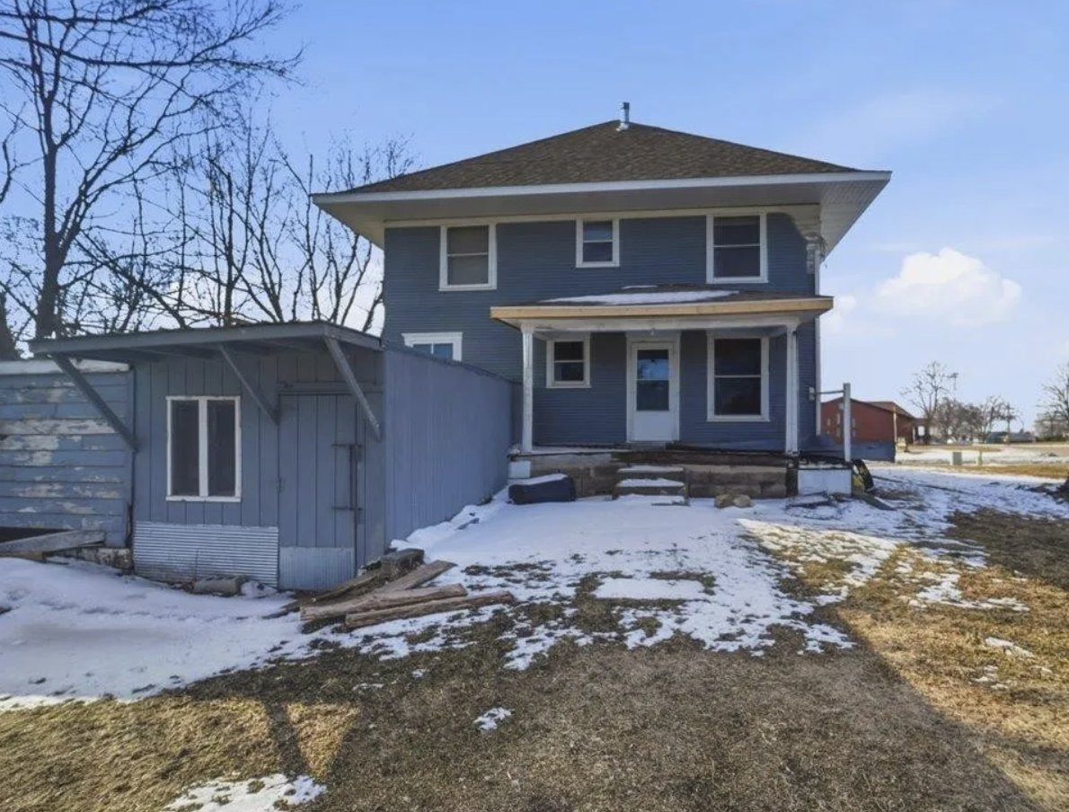 oldhouseunder50's tweet image. $99,900 . c.1920 #Iowa #Foursquare With Original #Woodwork and Wraparound Porch. This home is just lovely. There are so many characteristics that one can easily fall in love with.oldhousesunder50k.com/c-1920-iowa-fo…