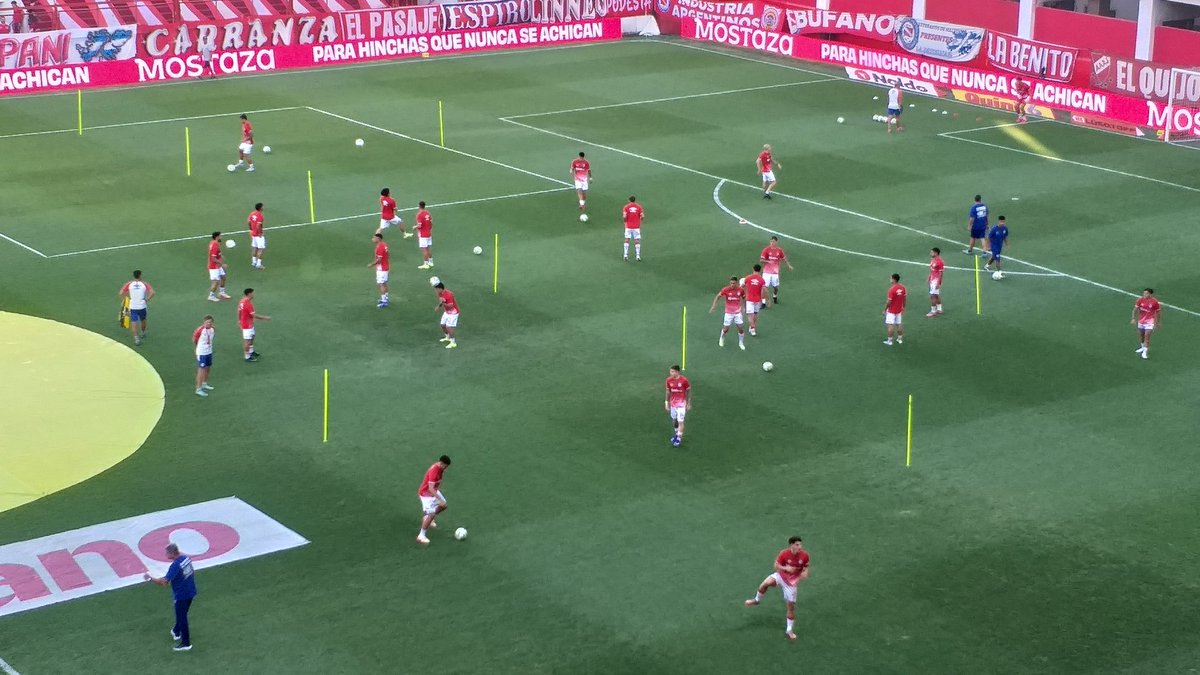 ⚽️ ¡PRECALENTANDO! 🐞
🇦🇷 | El 1° Equipo de #AAAJ precalentando en el campo de juego del Diego Armando Maradona, para el encuentro frente a #BarracasCentral #VamosBicho 🐞💪🏻

Vía <a href="/diegogabrielfb/">Diego Gabriel Fernandez</a>
