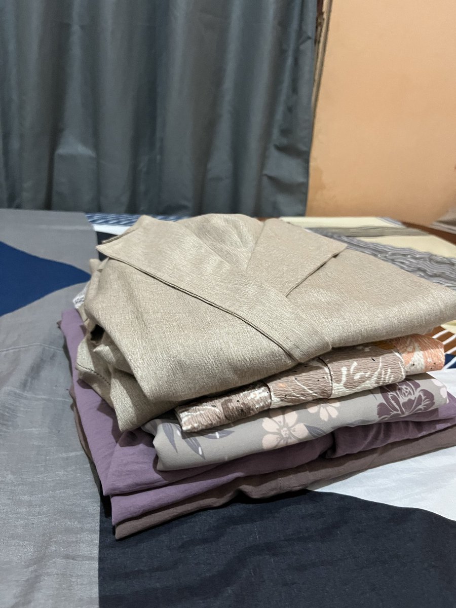 syzzrsd's tweet photo. Halo guyss, ini aku lagi Decluttering lemari, jadi mau jualin beberapa baju yang udah jarang kepakai https://t.co/hB2apJt0MI