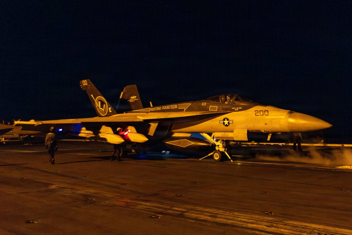 Roberto_yeager's tweet photo. Y a mi #JSOW's!
Y un #McDD(#Boeing) F/A-18E #SuperHornet del VFA-14 TopHatters con AGM-154 JSOW pero sobre el #CVN72 #USSAbrahamLincoln, en la fase inicial de la Operación #EpicFury, el 28 de febrero (#USNavy photo) #FA18E https://t.co/5PFcf5rPsZ