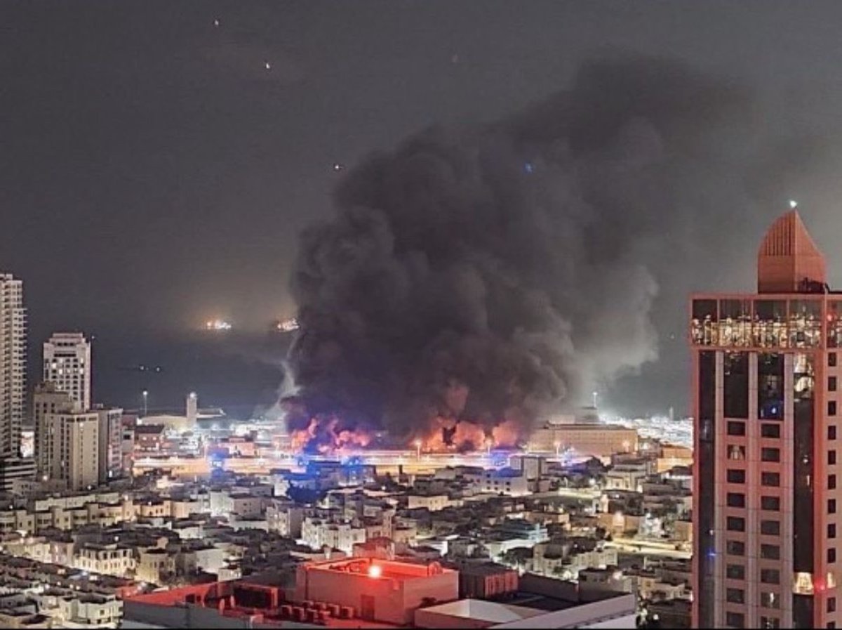 تخيل.. إيران التي تدعي نفسها "الجمهورية الإسلامية" تشن هجمات على دول مسلمة في حرمة شهر رمضان
و تقصف المنشآت المدنية والمطارات والموانئ بلا شفقة… 

حتى إسرائيل نفسها عدوها الحقيقي لم تتعرض لمثل هذا الهجوم! #البحرين