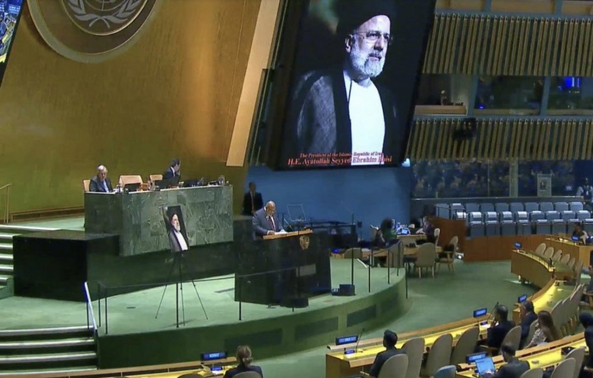 Esto ocurrió en 2024. ONU honró al presidente Iraní. 

Dijo Guterres: “Nos reunimos tras el trágico accidente que cobró la vida de Su Excelencia Ebrahim Raisi”

¿Hoy pretenden dar cátedras moral?

Vergüenza MUNDIAL los que honran el Terrorismo.