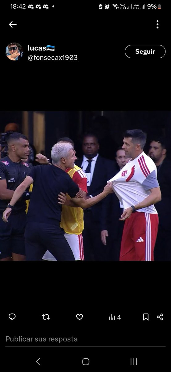 precodogol's tweet photo. Um técnico faz isso e o resultado?

Os dois levam amarelo

Daronco é azul.

Bins nem chama pra expulsar o Luis Castro https://t.co/wgODbOj7Pu