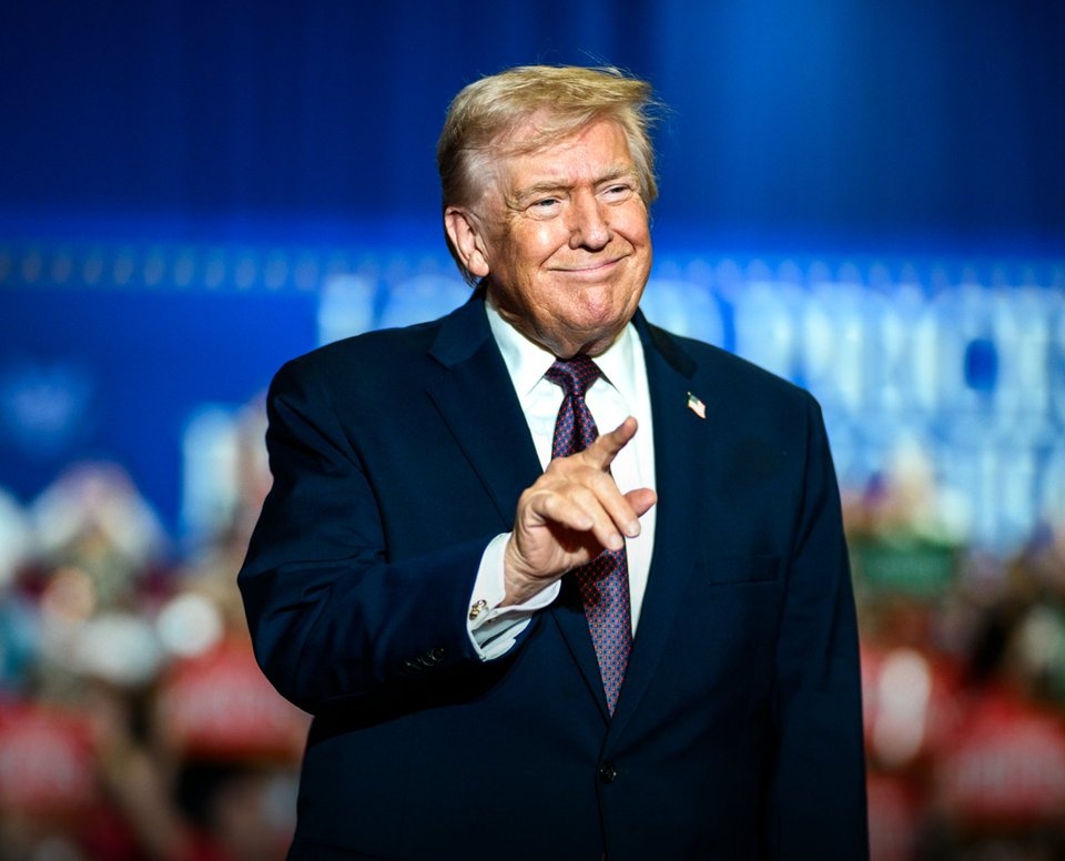 EmmaRincon's tweet photo. Trump afirma que Estados Unidos había identificado posibles sucesores en Irán, pero murieron en los ataques iniciales.

“El ataque fue tan exitoso que eliminó a la mayoría de los candidatos… Todos están muertos. El segundo o tercer puesto está muerto”. https://t.co/P3jMcHYroB