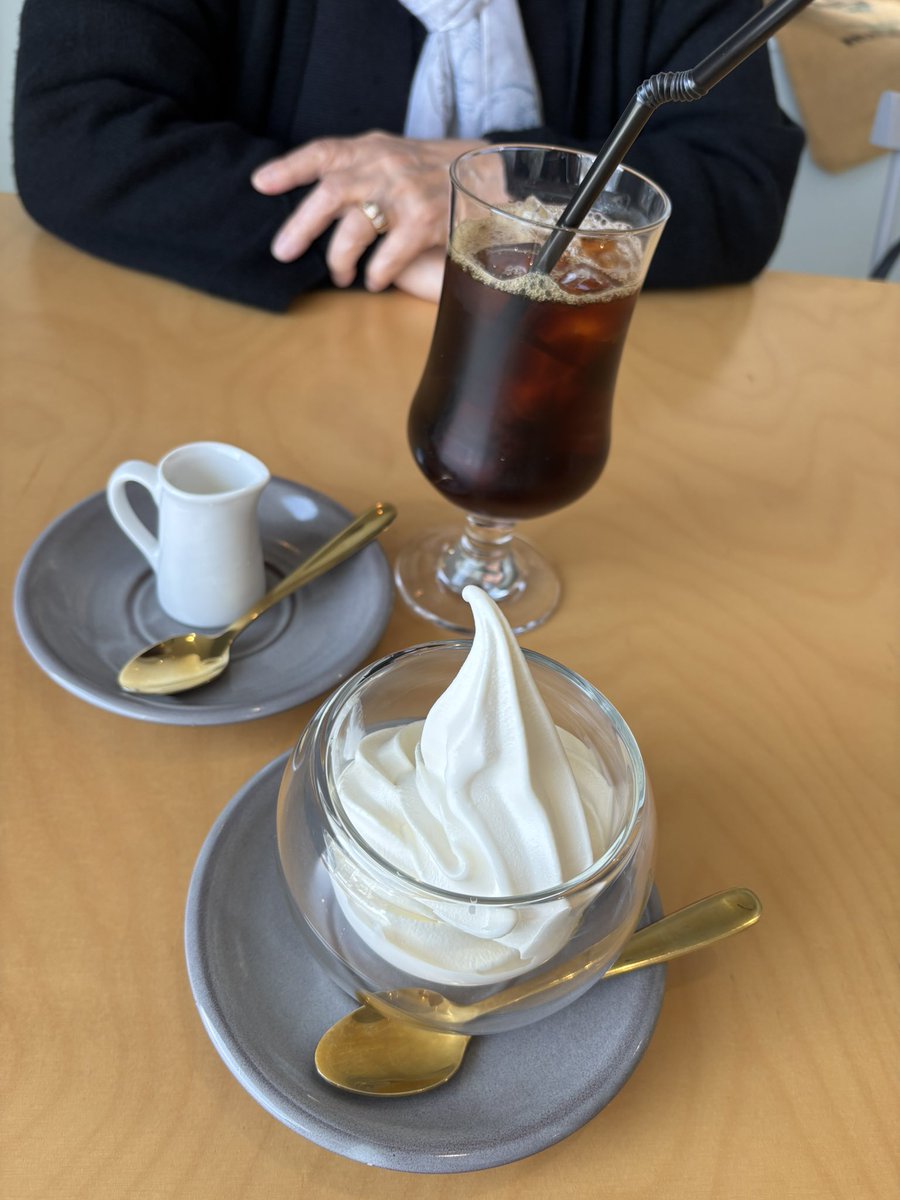 ArkReiko's tweet photo. 図書館のカフェ☕️居心地が良いです🎵
母を連れて来てあげました😉 https://t.co/f9DZ3qELf4