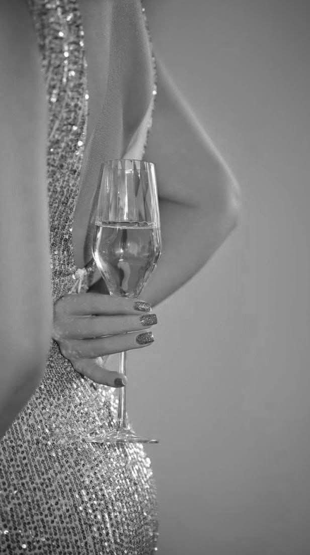Llevo un brindis oculto tras de mí, que es solo para dos.