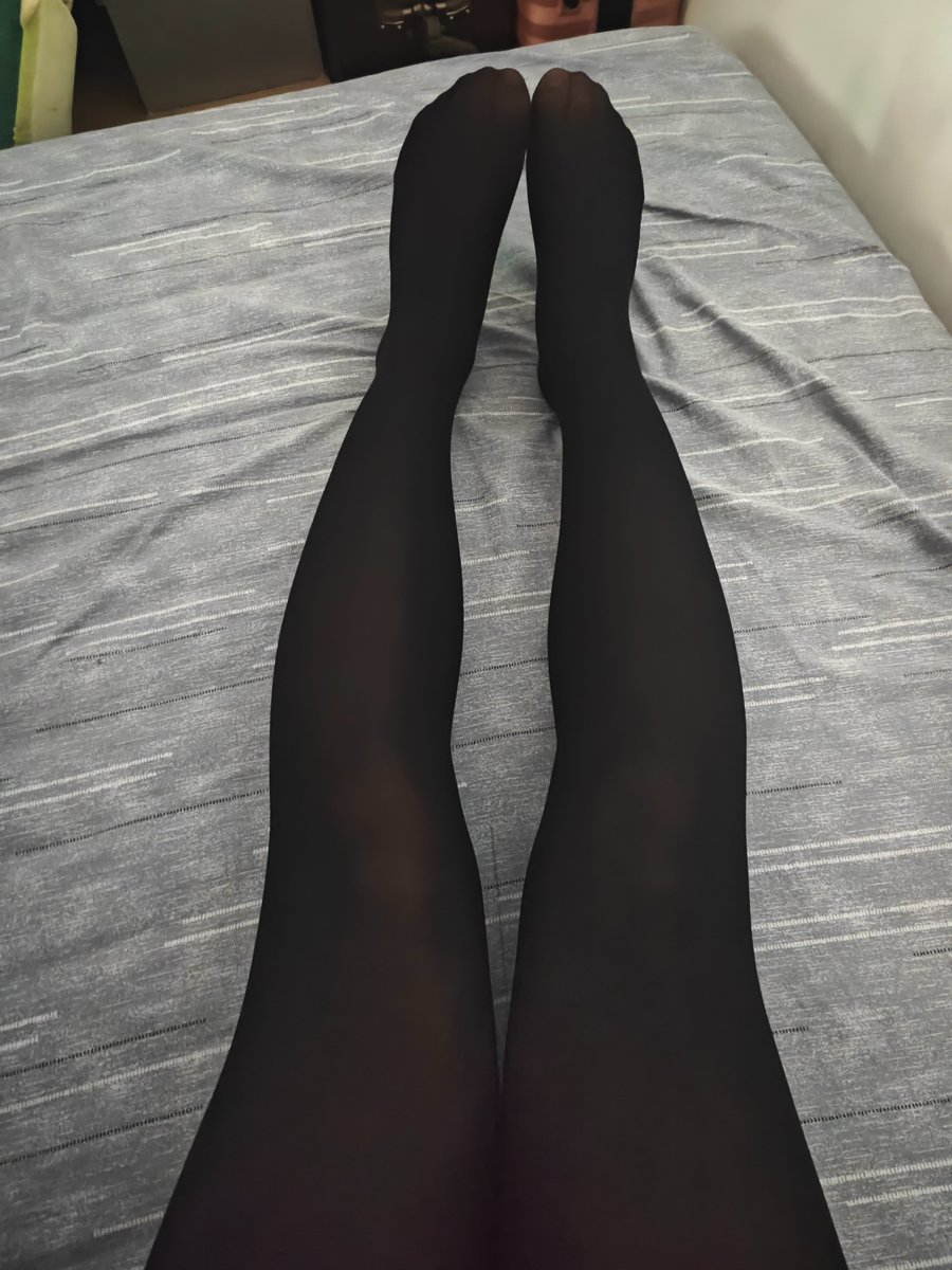 realNyarime's tweet photo. 去pdd买厚黑
试穿了后发现自己买成了油丝
连40D都没有（超薄！
能在春夏季节媲美80D天鹅绒

不过穿haruta倒是一滑就进去了
（油亮丝袜是真涩啊🥵🥵🥵 https://t.co/5OkdikA8xq
