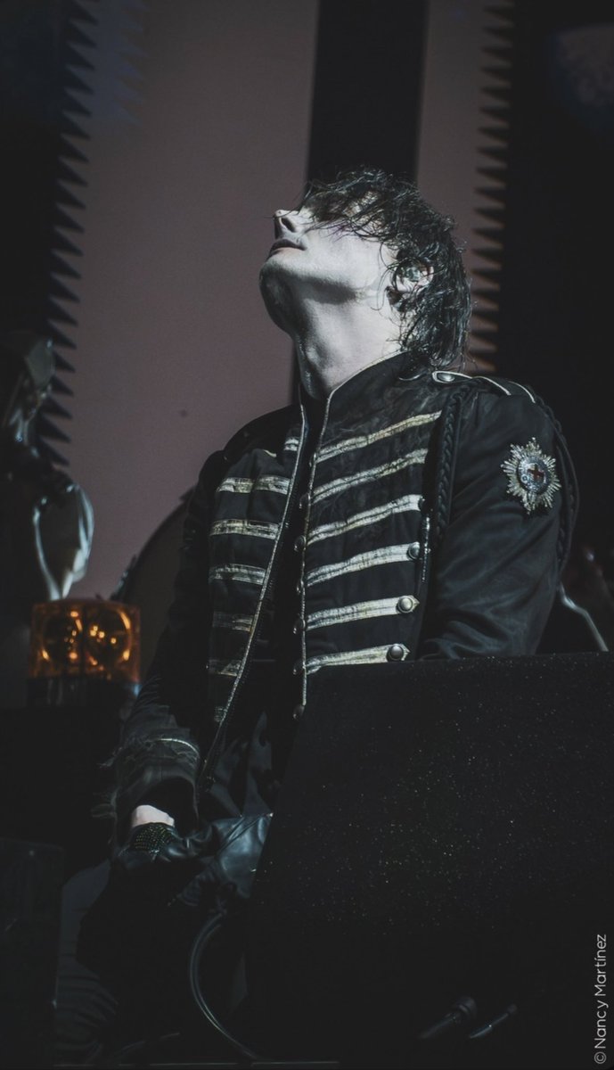 gorebugs's tweet image. gerard always doing this pose while keeling . Okay