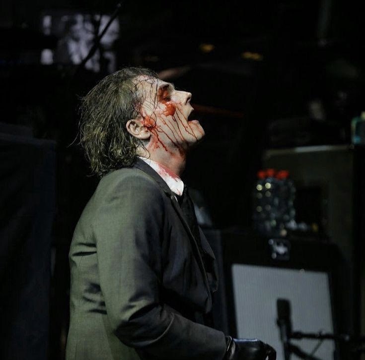 gorebugs's tweet image. gerard always doing this pose while keeling . Okay