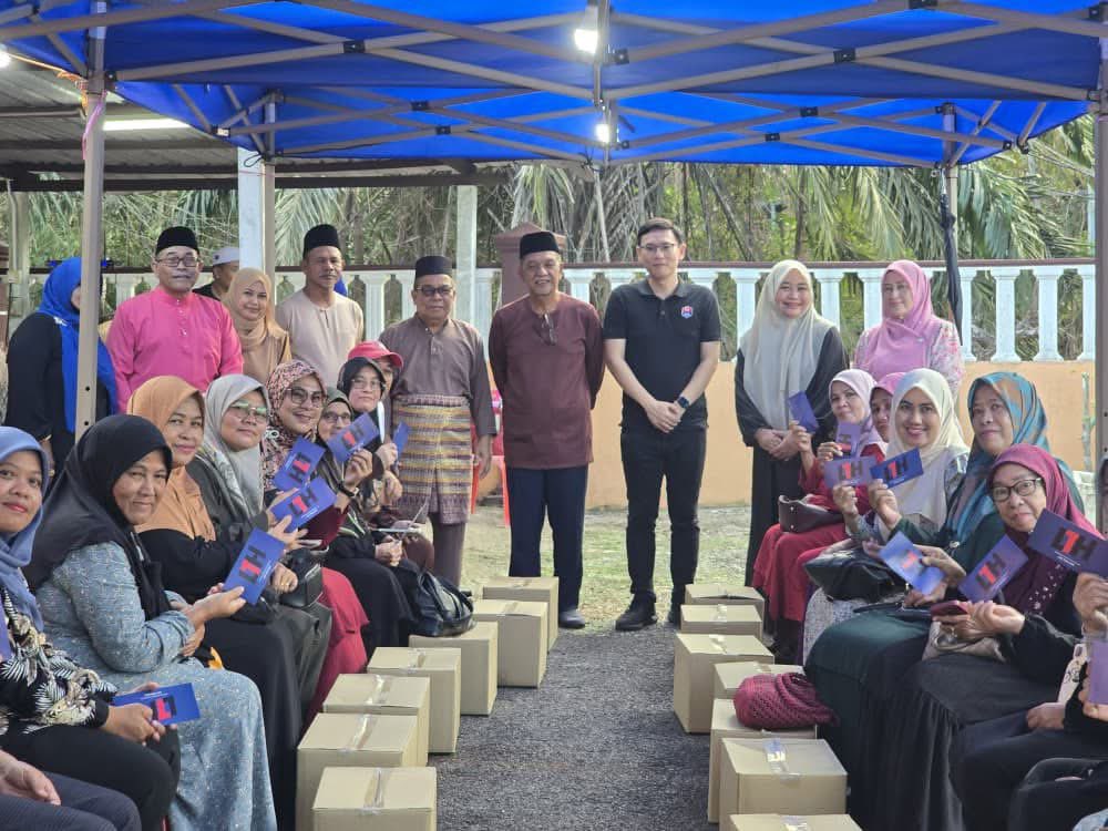 LeeTingHan90's tweet photo. Program Buka Puasa beramai-ramai yang ke-3 DUN Paloh hari ini telah berlangsung dengan penuh kemesraan di kawasan Kampung Gajah. Selain mengeratkan silaturahim, kami turut mengambil kesempatan melihat perkara / projek / gerak kerja yang boleh ditambah baik lagi. 

Dalam beberapa tahun kebelakangan ini, Pusat Khidmat Rakyat DUN Paloh bersama Pejabat Parlimen Sembrong telah usahakan pelbagai projek di kawasan. Antaranya:

• Kerja-kerja membaik pulih dan menaiktaraf balairaya Kampung Gajah
• Kerja baikpulih runtuhan tebing di Kg. Haji Jaafar, BT 7 Kg. Gajah
• Menaiktaraf lorong belakang serta kemudahan Surau Al-Munawwarah Taman Desa Sejahtera
• Membaik pulih bumbung Surau Al Hidayah
• Projek Baik Pulih Rumah di Kampung Sri Cahaya dan Kampung Sri Timur

Kesemua ini adalah sebahagian daripada komitmen berterusan Kerajaan Negeri Johor untuk memastikan pembangunan bukan sahaja tertumpu kepada pelaburan besar, tetapi turut menyentuh keperluan asas rakyat di peringkat komuniti. Kami akan usahakan lebih banyak yang memenuhi keperluan penduduk tempatan. 

Pada majlis ini juga kami menyerahkan sumbangan daripada YAB Dato’ Menteri Besar Johor kepada 27 penerima sebagai tanda keprihatinan dalam bulan yang penuh keberkatan ini.

Mudah-mudahan kita akan teruskan lagi 5 program berbuka puasa selepas ini di seluruh DUN Paloh sepanjang Ramadan. Semoga usaha kecil ini dapat mengeratkan dan membawa manfaat kepada seluruh warga DUN Paloh.

#DUNPaloh
#BangsaJohor
#Majujohor