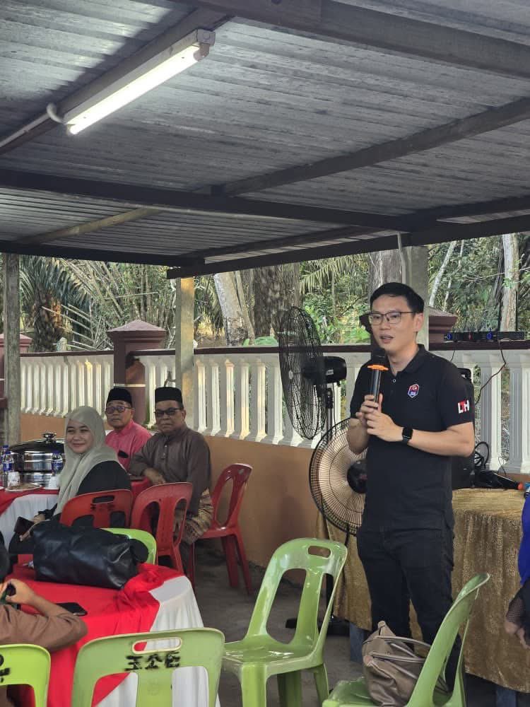 LeeTingHan90's tweet photo. Program Buka Puasa beramai-ramai yang ke-3 DUN Paloh hari ini telah berlangsung dengan penuh kemesraan di kawasan Kampung Gajah. Selain mengeratkan silaturahim, kami turut mengambil kesempatan melihat perkara / projek / gerak kerja yang boleh ditambah baik lagi. 

Dalam beberapa tahun kebelakangan ini, Pusat Khidmat Rakyat DUN Paloh bersama Pejabat Parlimen Sembrong telah usahakan pelbagai projek di kawasan. Antaranya:

• Kerja-kerja membaik pulih dan menaiktaraf balairaya Kampung Gajah
• Kerja baikpulih runtuhan tebing di Kg. Haji Jaafar, BT 7 Kg. Gajah
• Menaiktaraf lorong belakang serta kemudahan Surau Al-Munawwarah Taman Desa Sejahtera
• Membaik pulih bumbung Surau Al Hidayah
• Projek Baik Pulih Rumah di Kampung Sri Cahaya dan Kampung Sri Timur

Kesemua ini adalah sebahagian daripada komitmen berterusan Kerajaan Negeri Johor untuk memastikan pembangunan bukan sahaja tertumpu kepada pelaburan besar, tetapi turut menyentuh keperluan asas rakyat di peringkat komuniti. Kami akan usahakan lebih banyak yang memenuhi keperluan penduduk tempatan. 

Pada majlis ini juga kami menyerahkan sumbangan daripada YAB Dato’ Menteri Besar Johor kepada 27 penerima sebagai tanda keprihatinan dalam bulan yang penuh keberkatan ini.

Mudah-mudahan kita akan teruskan lagi 5 program berbuka puasa selepas ini di seluruh DUN Paloh sepanjang Ramadan. Semoga usaha kecil ini dapat mengeratkan dan membawa manfaat kepada seluruh warga DUN Paloh.

#DUNPaloh
#BangsaJohor
#Majujohor