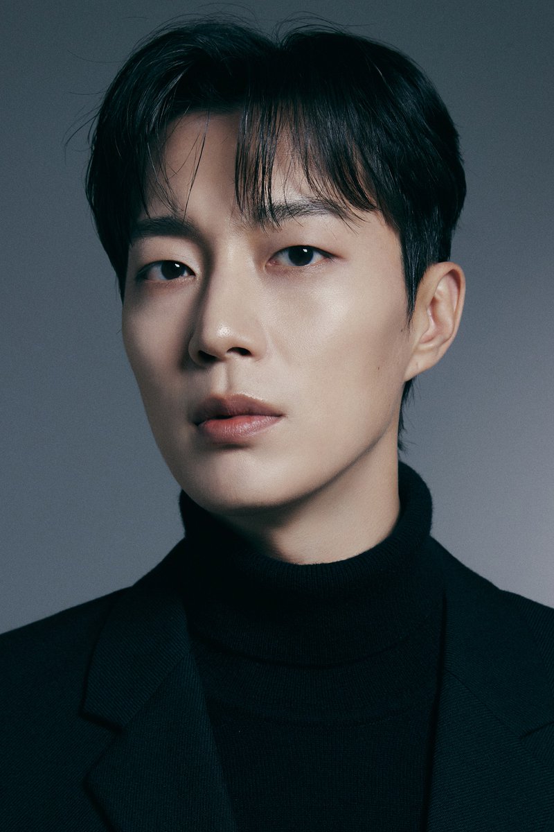 hlxnews's tweet photo. yoon dujun — bae inhyuk — yoo seonho

their faces look so similar to each other, the only difference is their birth dates 🤣🤣🤣

● Yoon Dujun — July 4, 1989
● Bae Inhyuk — April 4, 1998
● Yoo Seonho — January 28, 2002

Same face line, different birth years 🤣

#윤두준 #배인혁 #유선호