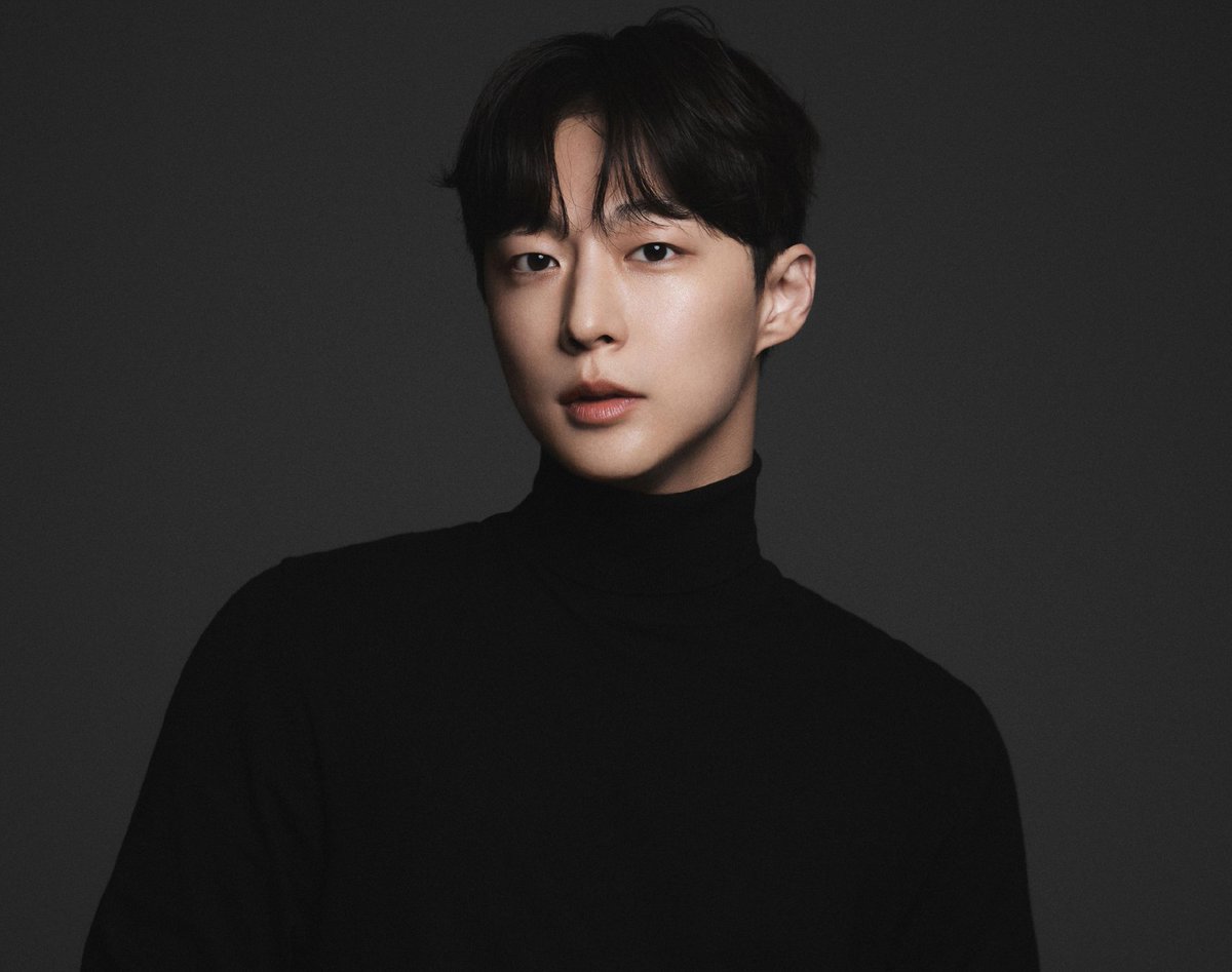 hlxnews's tweet photo. yoon dujun — bae inhyuk — yoo seonho

their faces look so similar to each other, the only difference is their birth dates 🤣🤣🤣

● Yoon Dujun — July 4, 1989
● Bae Inhyuk — April 4, 1998
● Yoo Seonho — January 28, 2002

Same face line, different birth years 🤣

#윤두준 #배인혁 #유선호