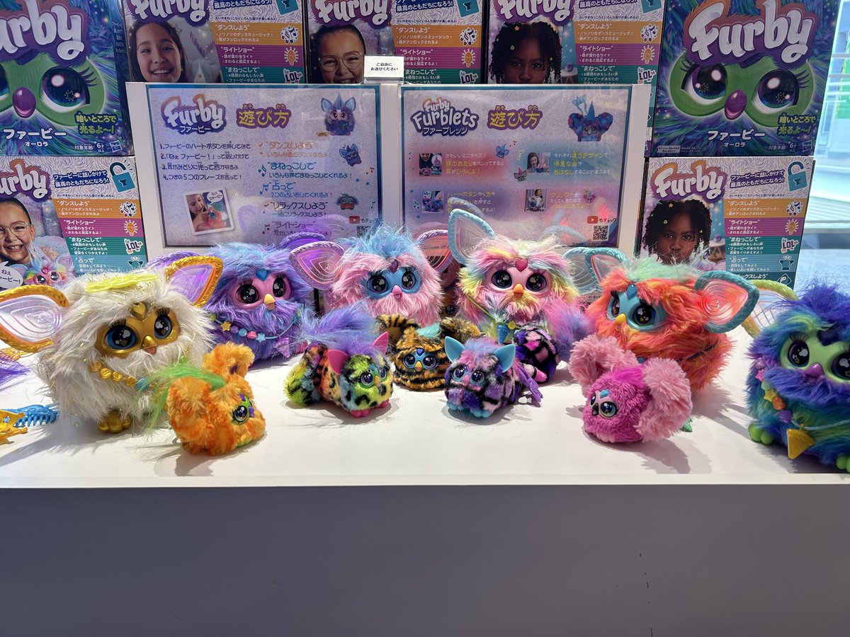 Hasbro_Store_JP's tweet image. 【#三井アウトレットパーク入間 店】

ハズブロストアには、ふわふわ可愛いファービーがいっぱい！💖
歌ったり踊ったり、お喋りする姿に癒されること間違いなし✨
手のひらサイズのファーブレッツも超キュート🌈
お気に入りの子をお迎えしちゃおう！🧸✨

#ハズブロ
#HasbroStore
#Furby