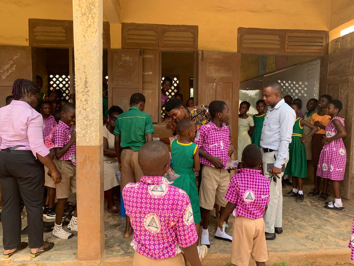 ggk_lab's tweet photo. Fighting #bilharzia, one dose at a time.

Our visit to the Abee community last Monday witnessed the mass drug administration of #praziquantel to pupils. Appreciation goes to the teams on the ground 🌍✨.

@_GHSofficial

#EndTheNeglect #GlobalHealth #BeatNTDs https://t.co/uFNMQwSCOa