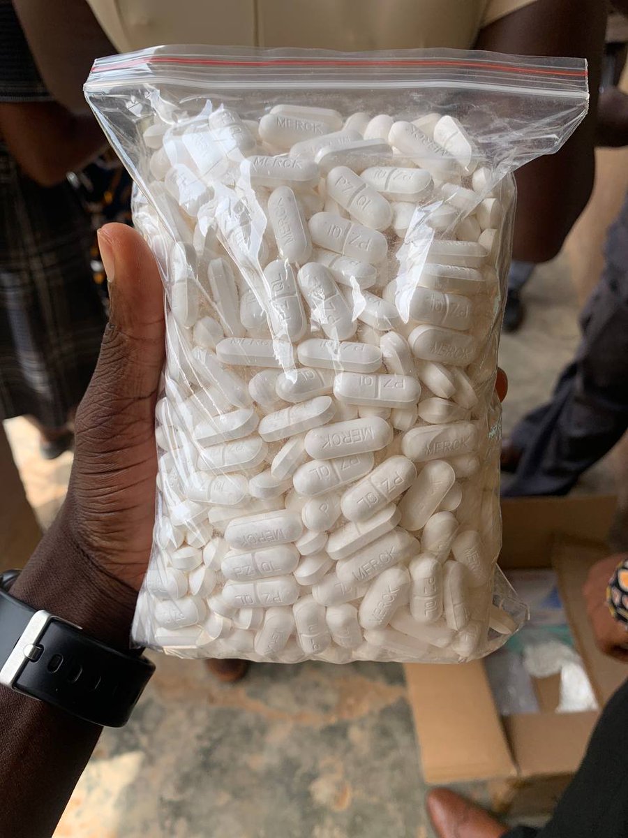 ggk_lab's tweet photo. Fighting #bilharzia, one dose at a time.

Our visit to the Abee community last Monday witnessed the mass drug administration of #praziquantel to pupils. Appreciation goes to the teams on the ground 🌍✨.

@_GHSofficial

#EndTheNeglect #GlobalHealth #BeatNTDs https://t.co/uFNMQwSCOa